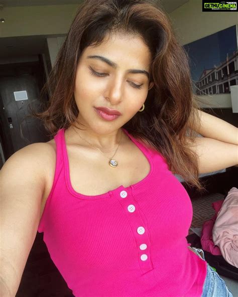 iswarya menon instagram can t say no to pink ever 💖 gethu cinema