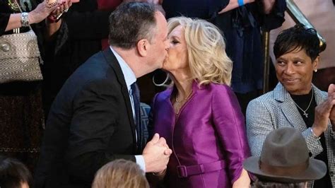 video la esposa de joe biden y el marido de kamala harris se besaron en la boca y estalló la