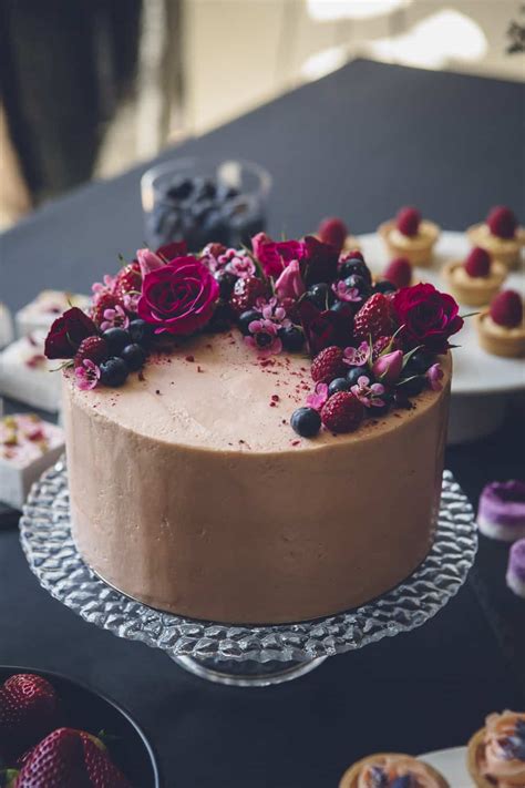 simple chocolate cake with berries and fresh flowers au simple chocolate cake with