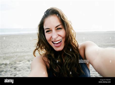 Gemischte Rassen Frau Selfie Am Strand Stockfotografie Alamy