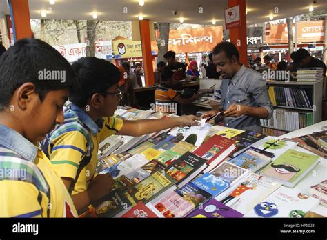 Dhaka Bangladesh 18th Feb 2017 Children Select Books At A Stall At