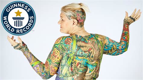 A 69 ans elle devient la femme la plus tatouée de tous les temps