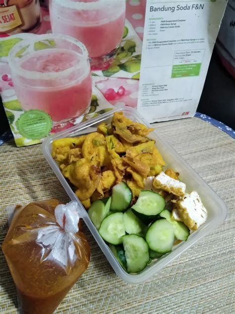 Cucur udang bersama kuah kacang. namakucella: RESEPI CUCUR UDANG KUAH KACANG