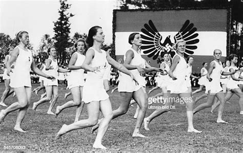 League Of German Girls Photos Et Images De Collection Getty Images