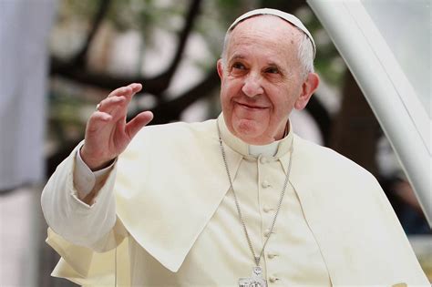 Papa Francesco colpito da una sciatalgia: niente messa stasera