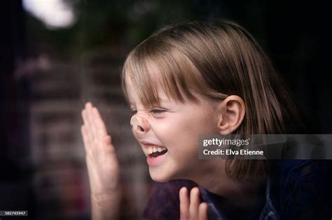 Girl With Nose Pressed Against Glass Window ストックフォト Getty Images