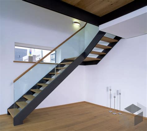 Wir werden sie mit unserem wissen rund um ihr bauvorhaben unterstützen. Moderne Treppe aus dem Vario Haus von Baufritz Auf der ...