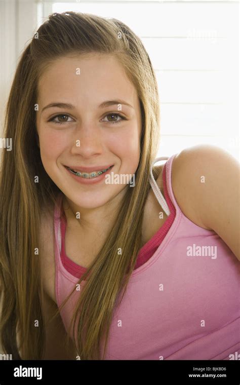 girl with braces sur lit avec brosse smiling photo stock alamy