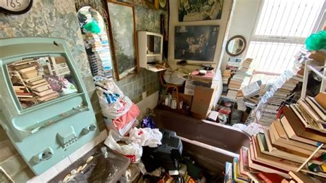 Inside Hoarders Home Filled With Treasure Trove Of Books Taking Up Every Room Mirror Online
