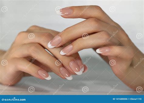 manos femeninas hermosas manos hermosas con los clavos perfectos foto de archivo imagen de