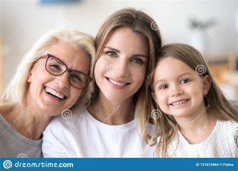 Retrato De Tres Generaciones Familia Abuela Daughte Crecido Foto De