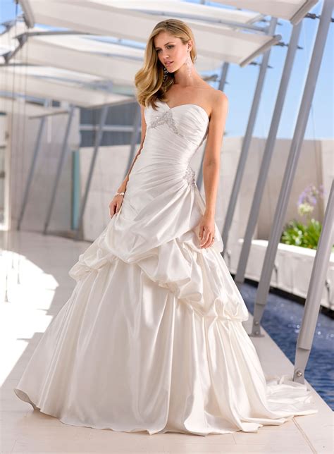 You can find a beautiful, cheap wedding dress if you know where to look. Feel Classy In Cheap Wedding Dresses - Ohh My My