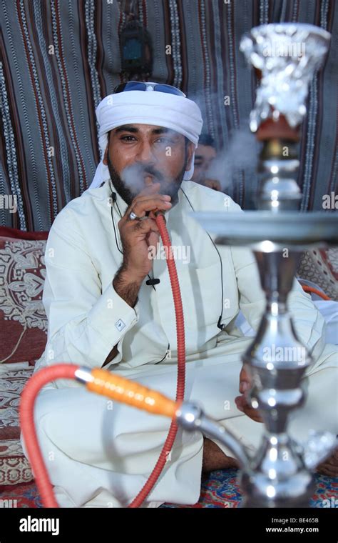 fumer une shisha pipe arabe photo stock alamy