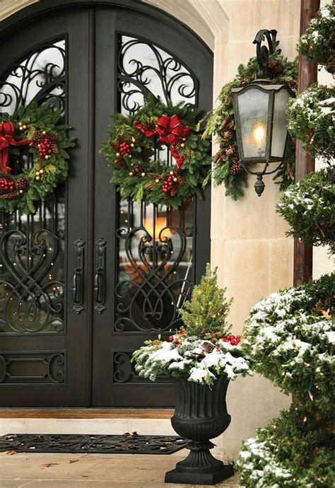 Mary and i have found inspiring decorations along with some christmas decorating tips to make your decorating a joy. 40 Christmas Door Decorations Ideas You Can Copy ...