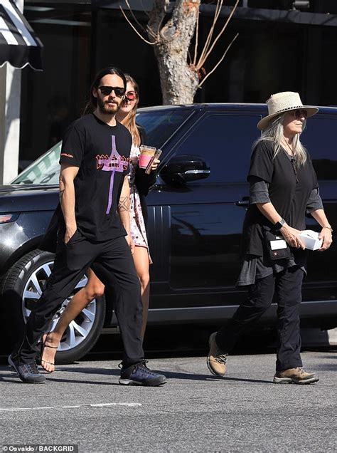 Самые новые твиты от jared leto (@jaredleto): Jared Leto reps his rock band at lunch with girlfriend ...