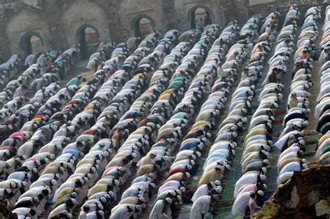 les musulmans du monde entier célèbrent l aïd