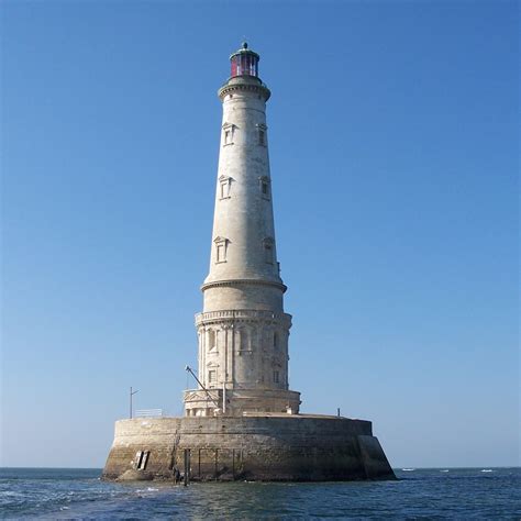 Automatisé dès 1910 du fait de son accès difficile, il accompagne le feu de la vieille dans la sécurisation du passage du raz de sein , qui présente de nombreuses. Le phare de Cordouan fête ses 400 ans - Aqui.fr