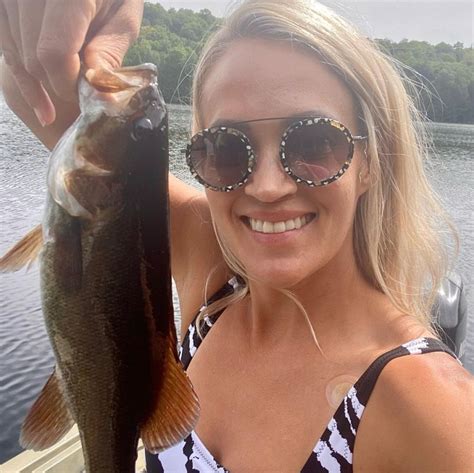 carrie underwood shows off her figure in a bikini photos