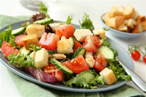 Insalata Con Carne I Cetrioli I Pomodori Ed I Crostini Fotografia