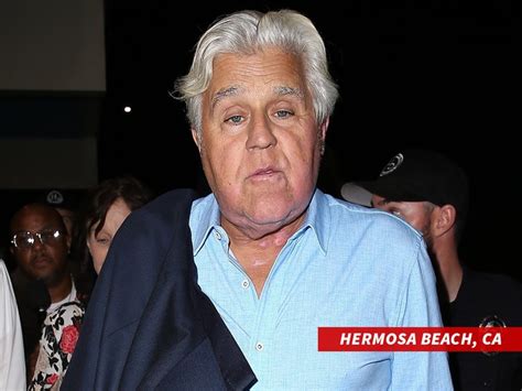 Jay Leno Llega Para Su Primer Concierto De Comedia Desde Que Se Quemó Y