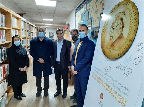 تقدیر رئیس دانشگاه کردستان از حسیبه سیدی مسئول کتابخانه‌ی پژوهشکده‌ی