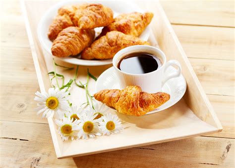 Download Pastry Coffee Daisy Breakfast Food Croissant 4k Ultra Hd Wallpaper