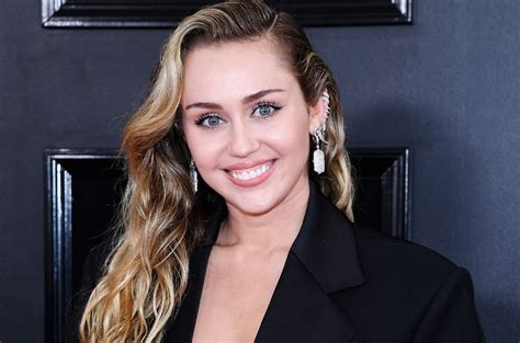 Fans immediately started freaking out on social media after miley arrived to the awards show. Selena Gomez, Miley Cyrus, Oprah & More Set For Facebook & Instagram's 2020 Graduation ...