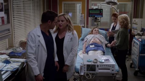 How Grey’s Anatomy Hid Jessica Capshaw’s Pregnant Belly [pics] Cleveland S Star 102