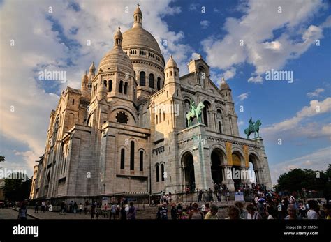 La Basilica Del Sacro Cuore Uno Dei Simboli Di Parigi Foto Stock Alamy