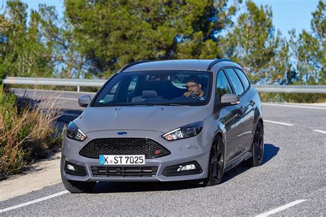 Ford Focus St Estate 2015 Review Auto Express