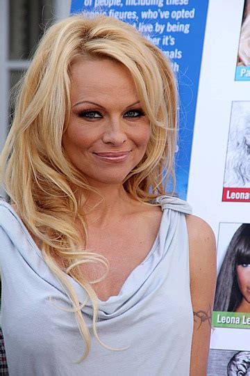 Fondo Pamela Anderson Presenta Sello De Peta En Evento De Famosos De
