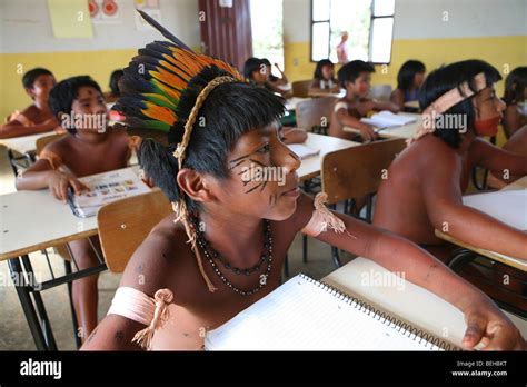 los niños indios de xingu ir a la escuela construida en la aldea por el ministerio de educación