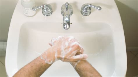 Washing your hands the right way for at least 20 seconds can help to prevent the spread of germs and illnesses. La manera correcta de lavarse las manos - The New York Times
