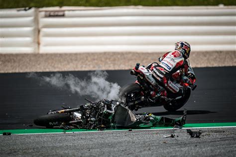 Após o acidente, márquez foi levado ao centro médico do circuito e depois ao hospital. MotoGP, 2020, Áustria: Rossi e Viñales escapam do acidente ...