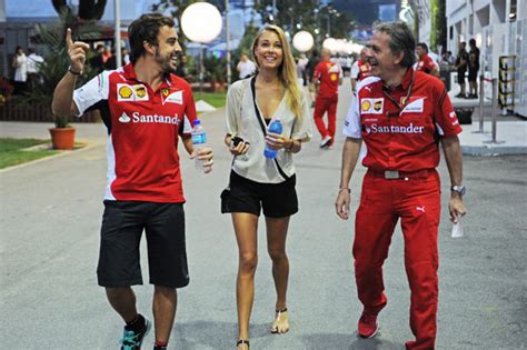 Fernando Alonso Y Su Novia Dasha Kapustina Todo Sonrisas En El Gran