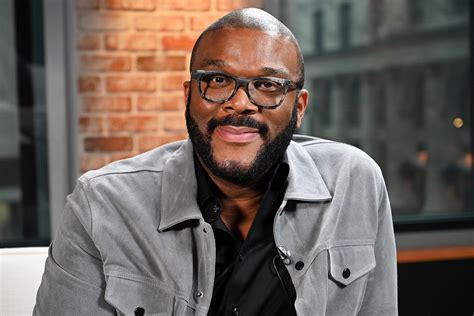 Tyler Perry Pays For All Groceries For The Elderly At 73 Stores