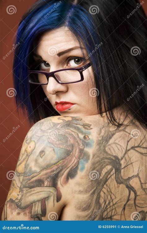 Femme Avec Des Tatouages Image Stock Image Du Percez 6255991