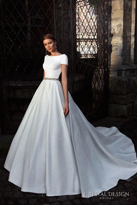 From timeless and feminine gowns to modern minis with a glamorous feel, these wedding dresses for the fanciful bride: Crystal Design 2016 Wedding Dresses | Wedding Inspirasi