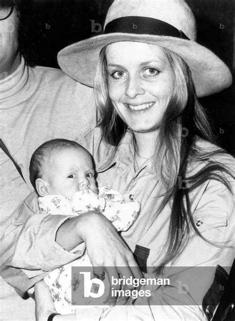 Image Of Model Twiggy With Her Baby Daughter Carly In 1978 Bw
