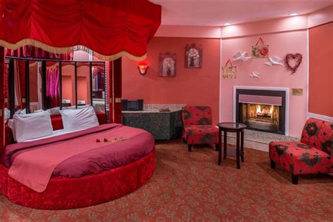 Red Romantic Theme Suite With Hot Tub And Fireplace At The Inn Of The