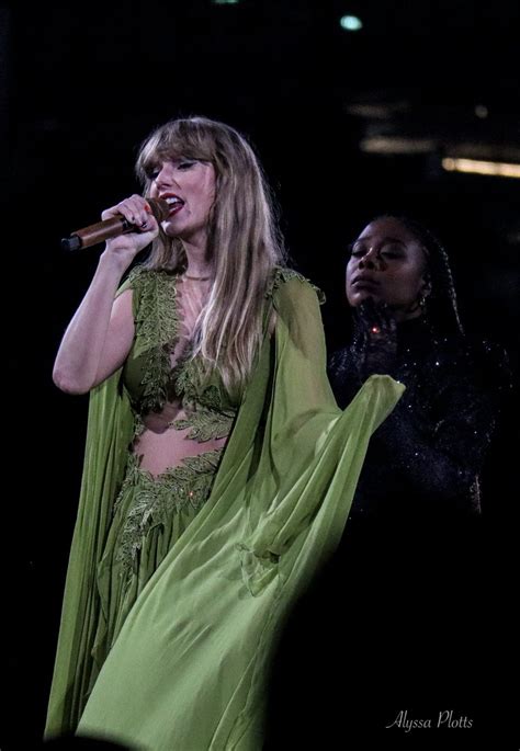 Taylor Swift Unleashes Pop Spectacle At Opening Detroit Show Local Spins
