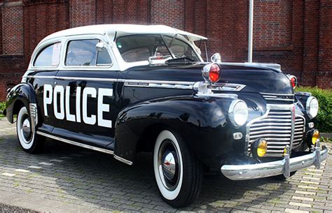 Glitzerndes Chrom & bunte Röcke – Oldtimer & 50ies Modenschau auf dem