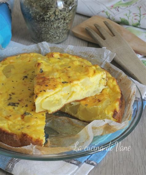 L'altra sera avevo della uova da consumare in frigo e visto che era un po' che non preparavo la frittata ho deciso di fare un mio must la frittata di patate al forno ma di arricchirla con il prosciutto cotto e la scamorza. FRITTATA DI PATATE AL FORNO con formaggio gustosa e saporita