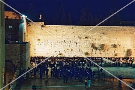 צבעו המקורי היה לבן, אך הוא נצבע במהירות בספריי שחור ודגל אוגנדה הוצב בחזית. תמונה של הכותל המערבי, מאגר תמונות,איורים, ציורים, | picjew