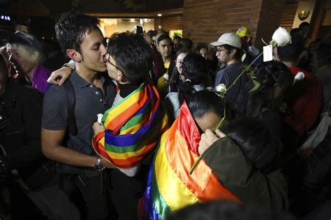 Dozens Of Same Sex Couples Kiss Simultaneously Outside Colombian Shopping Centre In Protest Over