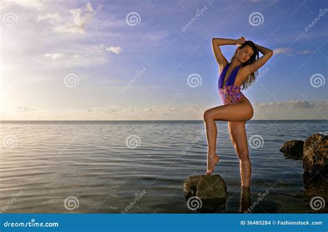 Vorbildliche Aufstellung Des Bikinis Auf Den Felsen Stockfoto Bild Von Zubehör Schönheit