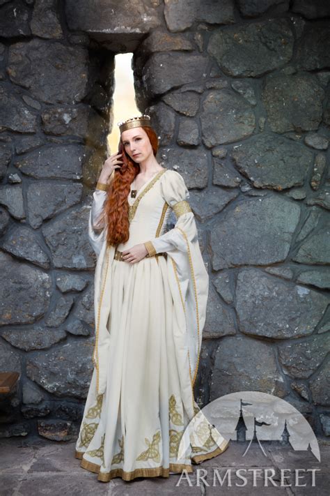 . und muster brautkleid hochzeitskleid sie gerne und fühlen . für die braut ein hochzeitskleid (houppelande) . aus naturweißem samt, mit borte (b4) und komplett mit goldenem. Weißes Hochzeitskleid aus Samt „Die Akkolade". Vorhanden ...