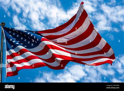 el stars and stripes es la bandera nacional de los estados unidos de américa consta de trece