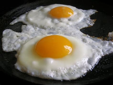 Panen buang telur cara ini dilakukan setelah burung membuat sarang dan bertelur sebanyak dua butir, telur tersebut kemudian dibuang lalu sarangnya diambil. Cara Buat Telur Mata Sempurna & Tak Melekat.