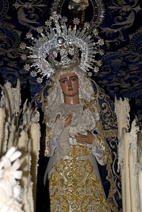 La hermandad de la hiniesta procesionó por primera vez en la semana santa de sevilla de 1565, su reducido número de miembros la llevó a fusionarse con la la hermandad de la hiniesta realiza su estación penitencial con dos pasos presididos por el santísimo cristo de la buena muerte y maría. Pasion Sevillana: julio 2011